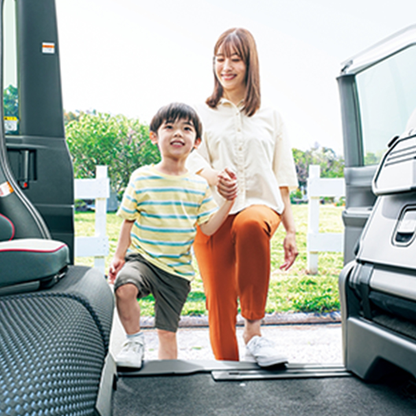 親子で並んで乗車。